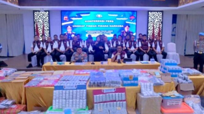 
Polda Jabar Hantam Peredaran Ganja Sintetis, Ribuan Gram Disita