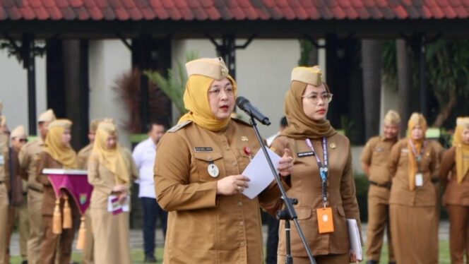 
Foto Ist: Wakil Bupati Tangerang, Intan Nurul Hikmah, saat memberikan arahan kepada ASN dalam apel Senin pagi di Lapangan Raden Aria Yudhanegara, Senin (20/4/2026).