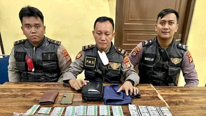 
Ribuan Obat Terlarang Disikat, Dua Pengedar Dibekuk Saat Beraksi Dini Hari