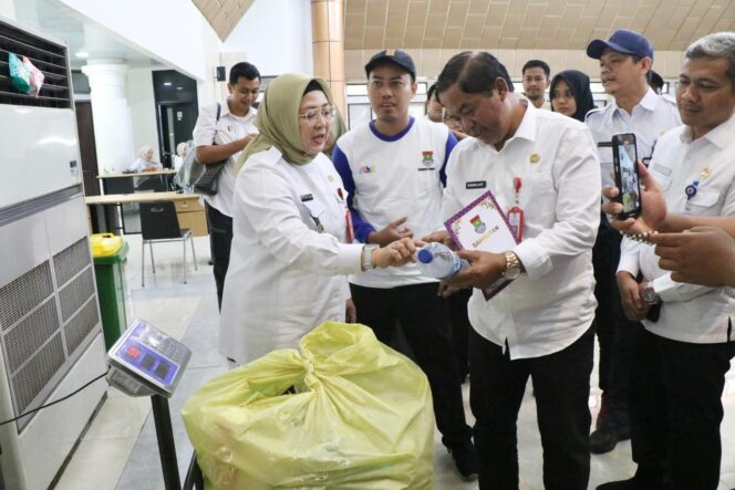 
Wabup Intan Resmikan Bank Sampah Puspem, Dorong Perubahan Perilaku ASN Kelola Sampah