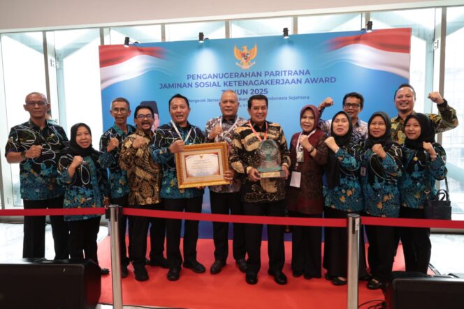 
Pemkab Tangerang Raih Paritrana Award 2025, Dinilai Sukses Lindungi Pekerja Rentan