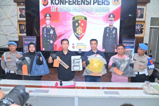 
Wanita Muda Tewas Bersimbah Darah di Dalam Mobil, Polisi Ringkus Terduga Pelaku Pembunuhan di Bandung