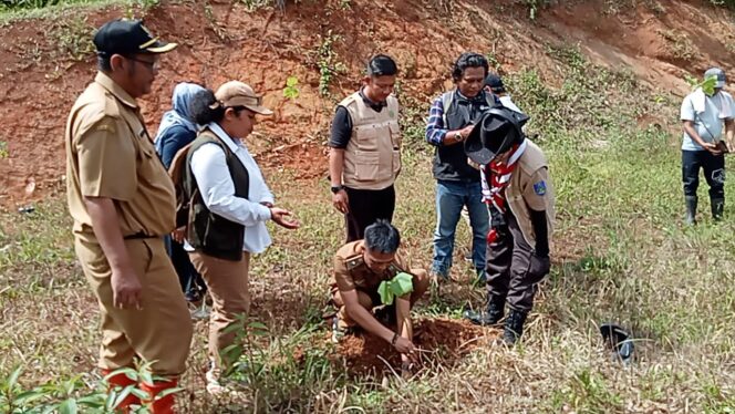 
Warga Desa Koleang dan Pemuda Bersatu Gelar Aksi Penghijauan di Blok Cisengit