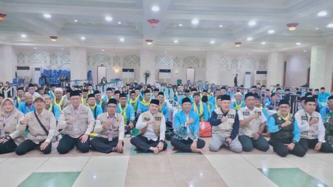 
Ratusan Jemaah Haji Kloter 12 Dilepas, Pemkab Tangerang Beri Uang Saku