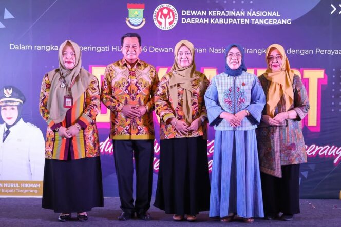 
Foto Ist: Bupati Moch. Maesyal Rasyid bersama jajaran pengurus Dekranasda Provinsi dan Kabupaten/Kota berfoto bersama usai pembukaan Dekra Fest 2026 yang digelar di Mal Ciputra Citra Raya, Kabupaten Tangerang. Kegiatan ini menjadi momentum peringatan Hari Kartini sekaligus penguatan kolaborasi dalam pengembangan ekonomi kreatif dan UMKM lokal.