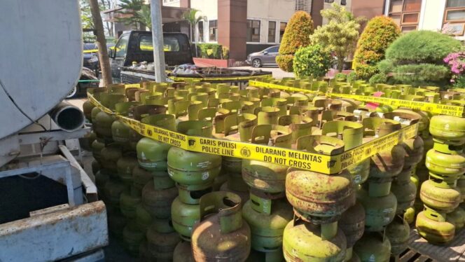 
Polda Jabar Bongkar Mafia BBM dan LPG Subsidi, 31 Tersangka Diciduk dalam Operasi Besar-besaran