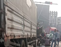 Truk Diduga Rem Blong Terjang Belasan Motor di Simpang Unisma Bekasi, Satu Orang Tewas