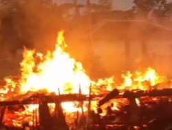 Diduga Korsleting Listrik, Rumah Warga di Kadupandak Cianjur Hangus Terbakar