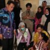 Bupati Tangerang Tinjau Warga Terdampak Asap Kebakaran TPA Jatiwaringin