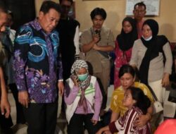 Bupati Tangerang Tinjau Warga Terdampak Asap Kebakaran TPA Jatiwaringin