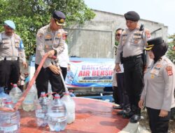 Respons Keluhan Warga, Polresta Tangerang Kirim Bantuan Air Bersih ke Panongan