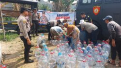 Water Cannon Turun ke Kampung, Polresta Tangerang Bantu 80 KK yang Krisis Air